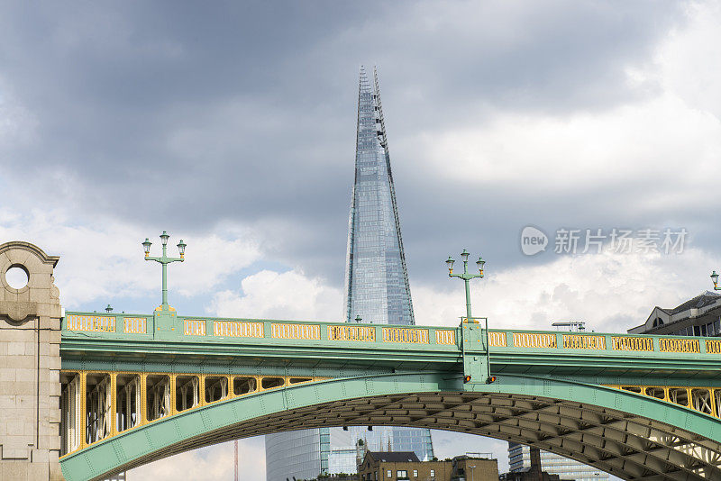 英国伦敦金融城(City of London)泰晤士河上的碎片大厦(Shard building)和南华桥(Southwark Bridge)。